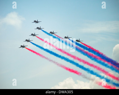 La ROKAF Cavalieri Neri aerobatic team coinvolgente i visitatori del 2014 Singapore Airshow con la sua alta manovre di precisione Foto Stock