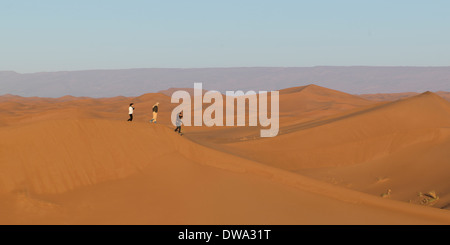 La gente che camminava sul Erg Chegaga dune nel deserto del Sahara, Souss-Massa-Draa, Marocco Foto Stock