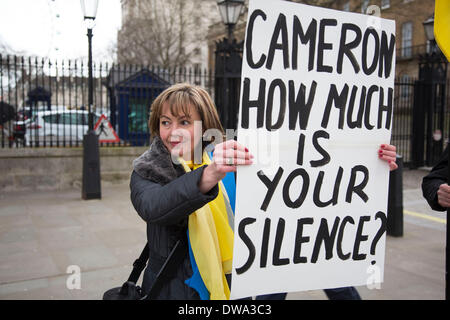 Londra, Regno Unito. Martedì 4 Marzo 2014. Manifestanti ucraini dimostrare al di fuori di Downing Street che chiede per il governo del Regno Unito, della NATO e di altre organizzazioni per aiutarli a proteggere la loro autonomia contro la Russia e di rimanere una nazione soverign. Credito: Michael Kemp/Alamy Live News Foto Stock