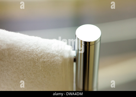Un portasciugamani riscaldato in un moderno blocco di appartamenti Foto Stock