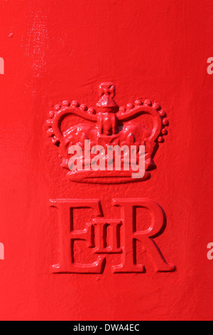 In inglese il mercato cittadino di Hungerford, close up red post box crest ER II Foto Stock