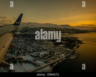 Piano di SAS in arrivo a terra in serata a Tromsø aeroporto, Norvegia al tramonto Foto Stock