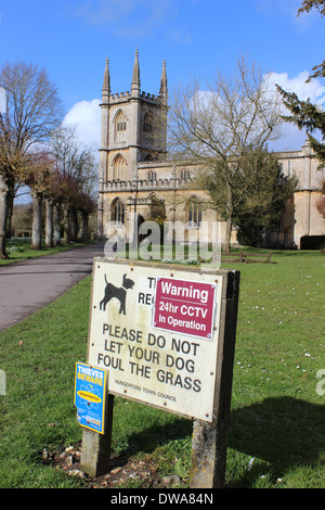 In inglese il mercato cittadino di Hungerford, la Chiesa Parrocchiale di San Lorenzo con cartelli di avvertimento. Foto Stock