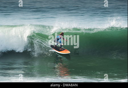 Stand Up Paddle board surf. Tarifa, Costa de la Luz, Cadice, Andalusia, Spagna. Foto Stock