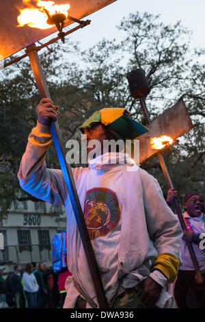 New Orleans, Louisiana, 3 marzo 2014. Seconda più antica Mardi Gras Krewe, Proteus, prende il via la loro lunedì parade themed 'antica elementi di alchimia.' Credit: JT Blatty/Alamy Live News Foto Stock