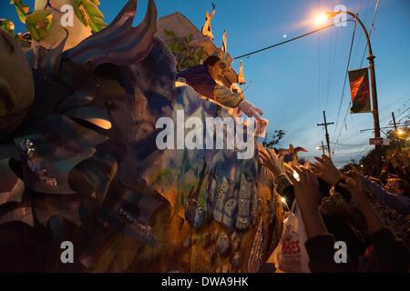 New Orleans, Louisiana, 3 marzo 2014. Seconda più antica Mardi Gras Krewe, Proteus, prende il via la loro lunedì parade themed 'antica elementi di alchimia.' Credit: JT Blatty/Alamy Live News Foto Stock