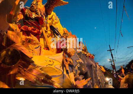 New Orleans, Louisiana, 3 marzo 2014. Seconda più antica Mardi Gras Krewe, Proteus, prende il via la loro lunedì parade themed 'antica elementi di alchimia.' Credit: JT Blatty/Alamy Live News Foto Stock