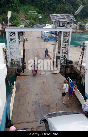 I passeggeri di sbarco da un traghetto su Koh Chang Island, Thailandia. Foto Stock