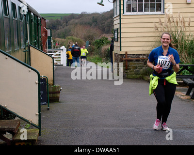 Runner passando la vecchia stazione ferroviaria sul Tarka Trail durante il Bideford mezza maratona, Devon, Regno Unito Foto Stock