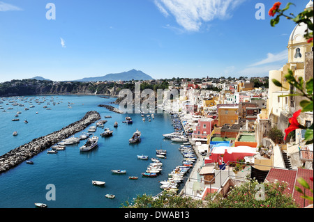 Bella vista panoramica della coloratissima isola di Procida nel Golfo di Napoli, mare Mediterraneo, Italia Foto Stock