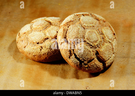 Filone di pane di segale su un foglio di carta Foto Stock