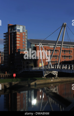 Un moderno ponte sopra il Leeds Liverpool canal con un raggio di sole in acqua Foto Stock