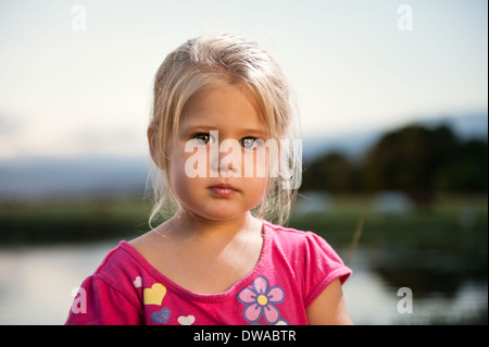 Carino il toddler girl all'aperto durante il tramonto. Foto Stock