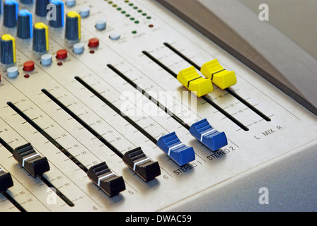 Mixer audio in un sound studio. Foto Stock