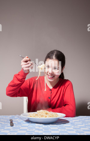 Ragazza adolescente mangiare pasta Foto Stock