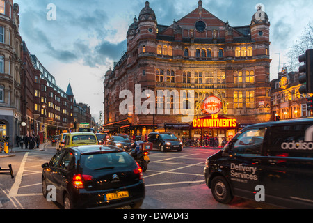 Traffico di sera su Shaftesbury Avenue con il Palace Theatre , Londra,Inghilterra Foto Stock