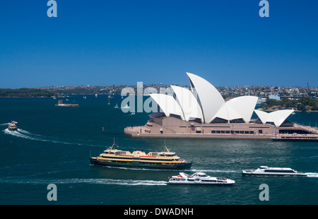 Sydney Opera House e il porto dal Ponte del Porto con i traghetti passando Sydney NSW Australia Foto Stock