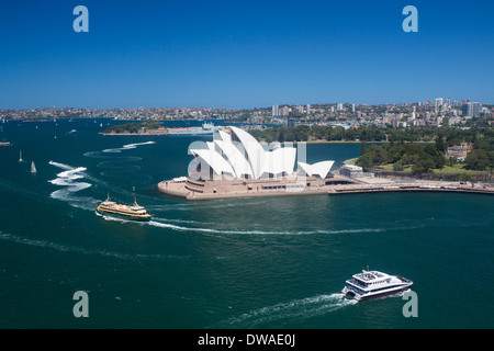 Il Porto di Sydney da Harbour Bridge Pylon Lookout cercando di Opera House con traghetti passando Sydney NSW Australia Foto Stock