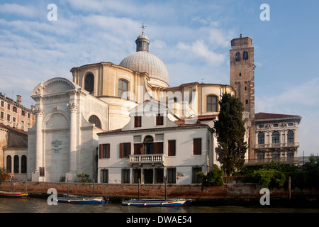 Chiesa di San Geremia chiesa su un angolo del Canal Grande e Canale di Cannaregio sestier di Cannaregio Venezia Veneto Italia Foto Stock