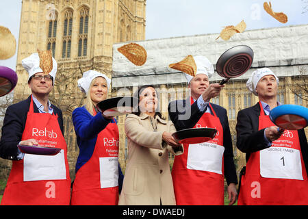 Londra, Regno Unito. 4 Marzo, 2014. Foto mostra foto mostra Nina Hossain flipping con il team di supporto. Signori la ribalta del team alla vittoria in incredibilmente uova-citando Last-Minute Scramble a Rehab Pancake parlamentare di gara il team di signori che non ha vinto la gara dal 2011, è stato vittorioso e terminato il relè evento in un tempo di 3 minuti e 56 secondi. La tradizione parlamentare, che è stato in funzione per 17 anni vede squadre di MPs, Signori e membri della stampa parlamentare Gallery competono uno contro l'altro. Credito: Oliver Dixon/Alamy Live News Foto Stock