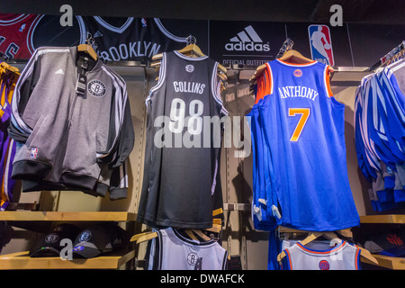 Jason Collins' numero 98 Brooklyn Nets basketball jersey è visto tra gli altri giocatori' uniformi all'NBA store in New York Foto Stock