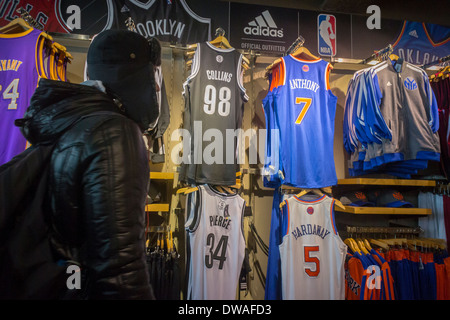 Jason Collins' numero 98 Brooklyn Nets basketball jersey è visto tra gli altri giocatori' uniformi all'NBA store in New York Foto Stock