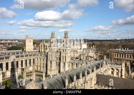 All Souls College di Oxford con il nuovo Collegio la cappella e la torre in background. Foto Stock