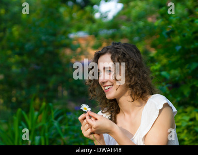 Bella donna romantica con fiore a margherita Foto Stock