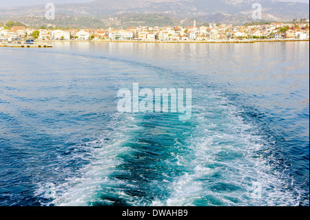 Risveglio da traghetto lasciando Lixouri Harbour, Cefalonia, Grecia Foto Stock