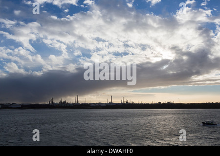 Fawley raffineria di petrolio, Hampshire, Regno Unito, di proprietà di ExxonMobil (Esso) visto dal Solent durante le tempeste Foto Stock