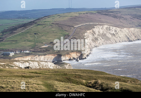 Vista panoramica della baia di acqua dolce, bianco gesso scogliere e discese da Tennyson giù, costa meridionale dell'Isola di Wight, Regno Unito Foto Stock