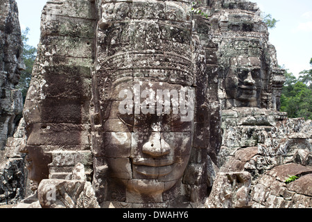 Famoso Angor Wat a Siem Riep Cambogia è questo tempio Bayan facce sono di dimensioni molto grandi Foto Stock