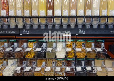 Alimenti sfusi bin corsia in whole foods Foto Stock