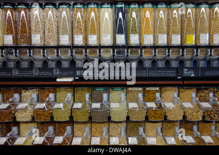 Alimenti sfusi bin corsia in whole foods Foto Stock