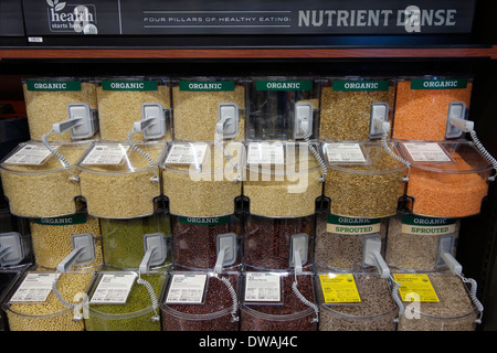 Alimenti sfusi bin corsia in whole foods Foto Stock