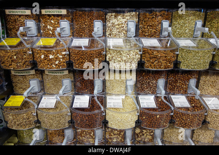 Alimenti sfusi bin corsia in whole foods Foto Stock