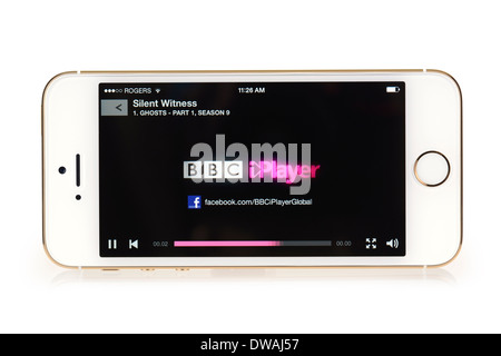 BBC iPlayer della schermata iniziale con il logo, iPhone 5S a partire da stream TV show testimonianza silenziosa, App in esecuzione su iPhone 5 S Foto Stock