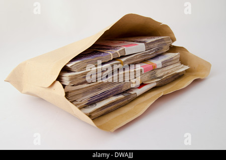 Di mazzette di banconote in una busta di carta Foto Stock