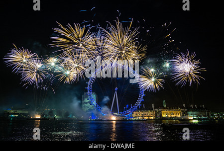 Londra Capodanno fuochi d'artificio 2004 Foto Stock