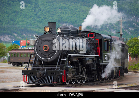 Con treno storico a vapore numero motore 73 lasciando Skagway, Alaska, Pass bianco Yukon Route railroad Foto Stock