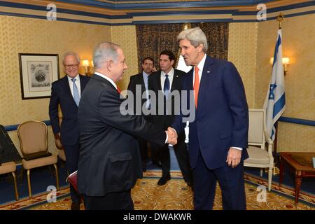 Il Segretario di Stato americano John Kerry scuote le mani con il Primo Ministro israeliano Benjamin Netanyahu presso il Dipartimento di Stato Marzo 3, 2014 a Washington D.C. Foto Stock