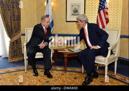 Il Segretario di Stato americano John Kerry scuote le mani con il Primo Ministro israeliano Benjamin Netanyahu presso il Dipartimento di Stato Marzo 3, 2014 a Washington D.C. Foto Stock