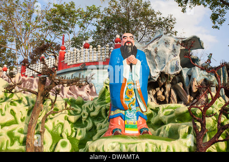 SINGAPORE - 1 febbraio 2014: studioso cinese e il Maestro Confucio statua Diorama alla Haw Par Villa Parco a Tema. Foto Stock