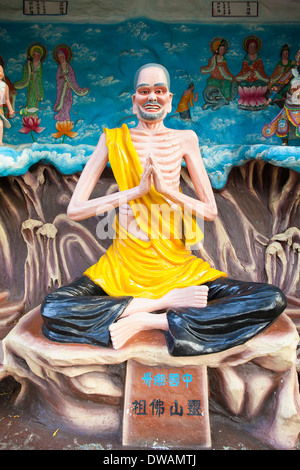 SINGAPORE - 1 febbraio 2014: Cinese Antica Buddha vivente Ji Gong statua Diorama alla Haw Par Villa Parco a Tema. Foto Stock