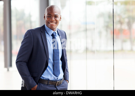 Bel giovane americano africano imprenditore in office Foto Stock