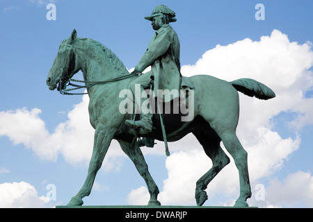 Statua equestre di re Cristiano IX in piedi di Amalienborg Slotsplads in Copenhagen Foto Stock