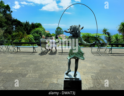 Funchal Madeira Portogallo una statua di James Butler di una giovane ragazza di salto di Monte Palace Gardens Foto Stock