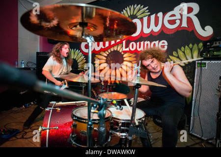 Black country rock band Dannatamente eseguire presso il girasole Lounge, Birmingham. Thom Edward (chitarra) e tessitore di cenere (tamburi) Foto Stock