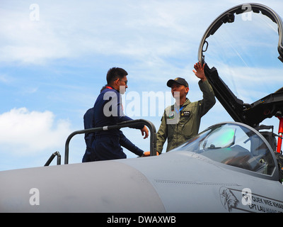 Un personale RSAF spiegando l'abitacolo della F-16 Fighting Falcon di personale in visita dal Royal Thai Air Force al Foto Stock