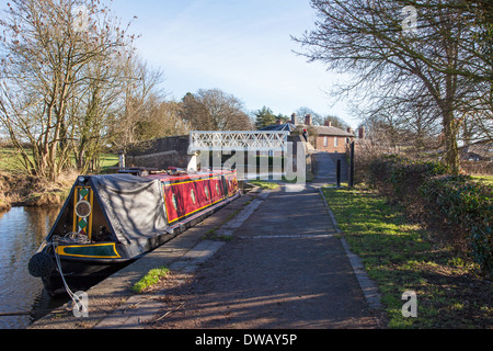 Una chiatta o stretta imbarcazione attraccata fino vicino al molo sul Shropshire Union Canal a Ellesmere Shropshire England Regno Unito Foto Stock